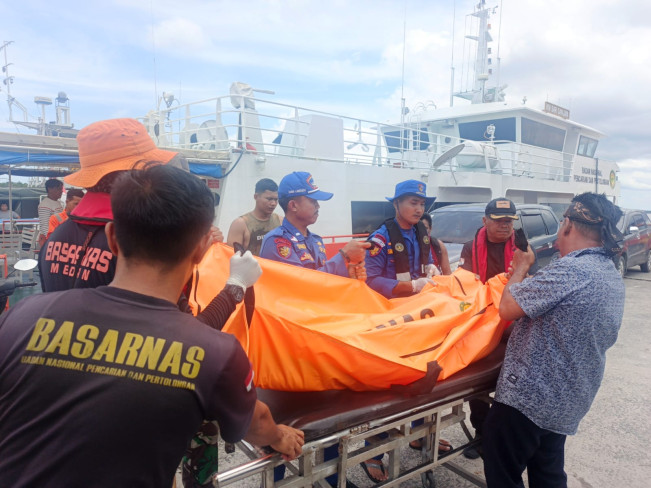 Korban yang meninggal mendadak dievakuasi Tim SAR. [Dok SAR Medan]